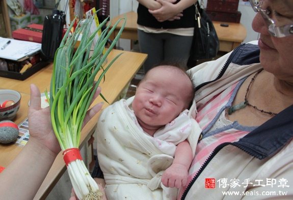 張寶寶(新北永和區嬰兒寶寶滿月剃頭理髮、免費嬰兒剃胎毛儀式吉祥話)。中國風會場，爸媽寶貝免費穿「日中韓」古裝禮服。專業拍照、DVD光碟、證書。★購買「臍帶章、肚臍章、胎毛筆刷印章」贈送：剃頭、收涎、抓周，三選一。 2015.10.31 照片12